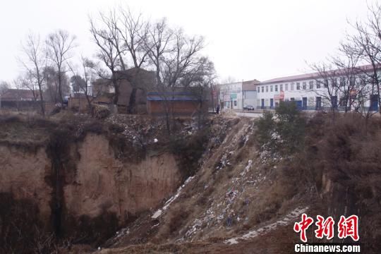 圖為未填黃土之前的安家寺大溝。慶城縣委外宣辦供