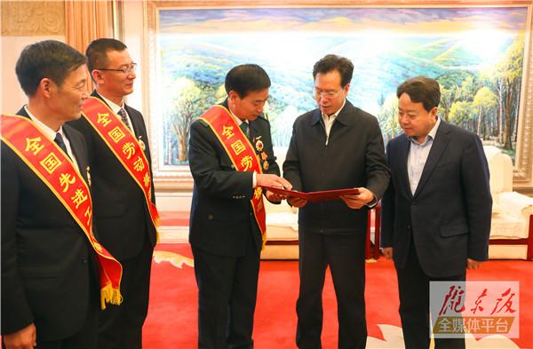 慶陽市3名全國勞動模范和先進工作者載譽歸來！贠建民盧小亨親切會見