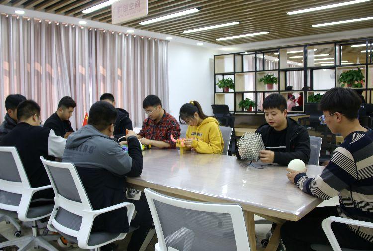 介子路社區(qū)360大學生社會實踐基地科創(chuàng)空間。  本報記者  盤小美  攝 