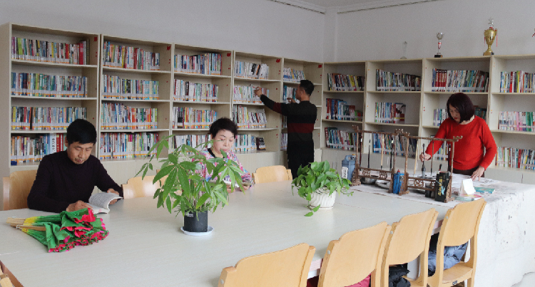 居民在社區(qū)城市書吧看書、繪畫。  通訊員  郭芳  攝  