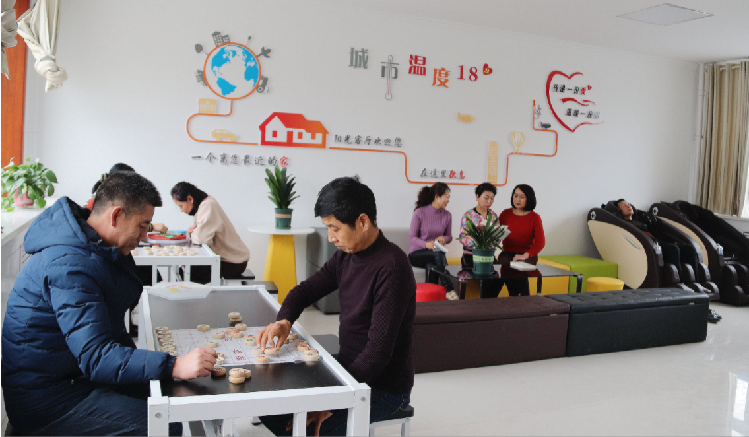 市民在東大街社區(qū)陽光客廳休閑娛樂。  通訊員  郭芳  攝  