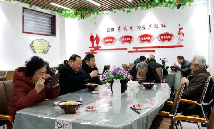 南苑路社區(qū)，老人在“老年餐桌”就餐。  通訊員  耿洋洋  攝  