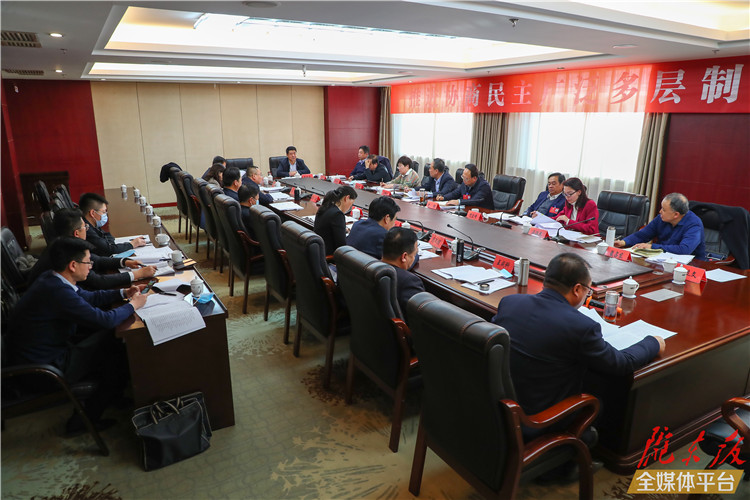 【圖說兩會】看！政協(xié)委員熱議政府工作報告