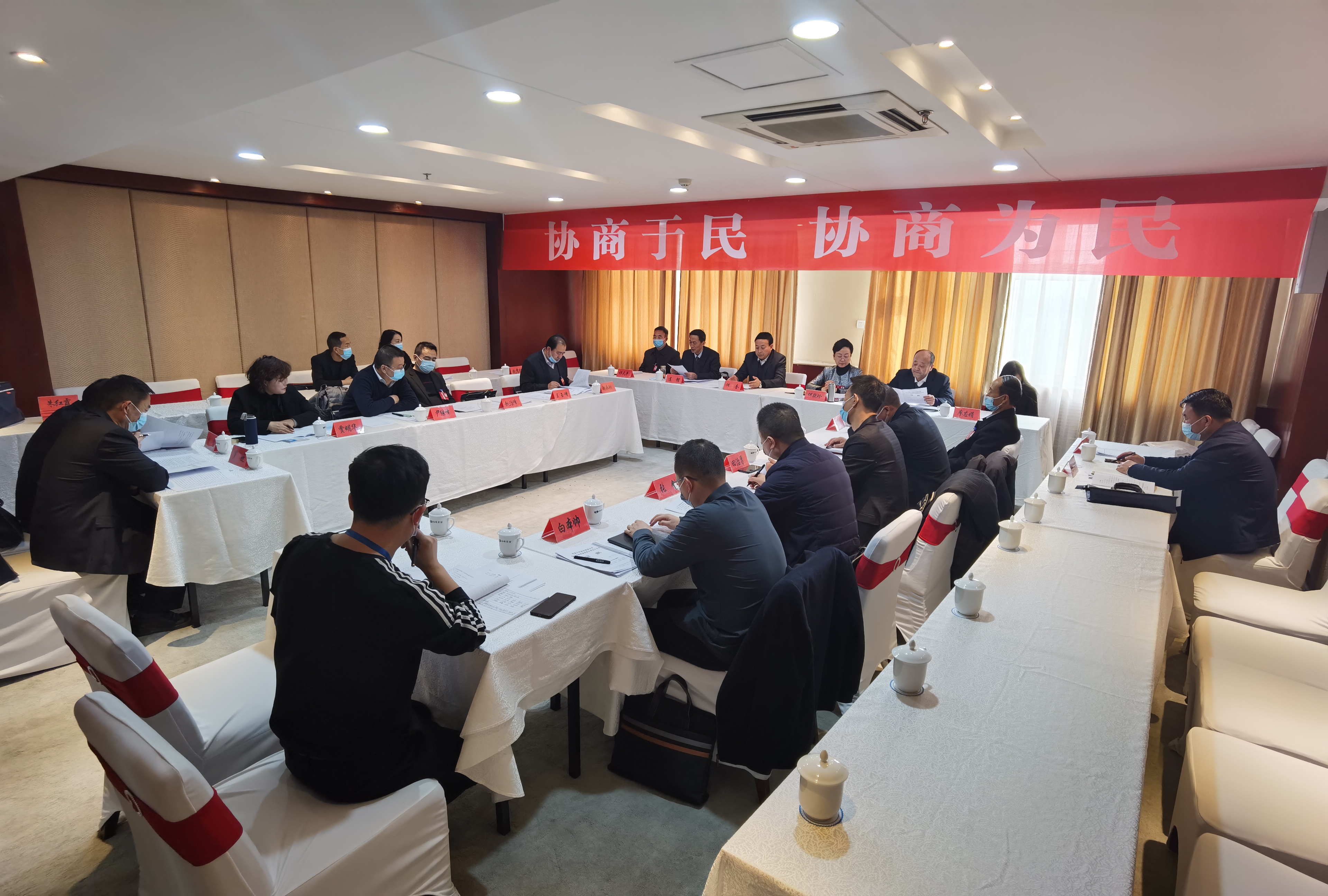 市政協(xié)委員繼續(xù)分組討論市委書(shū)記講話(huà)和相關(guān)報(bào)告。