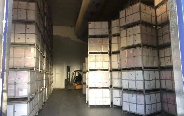 恒溫保鮮冷藏庫里存放的裝滿蘋果的果筐。