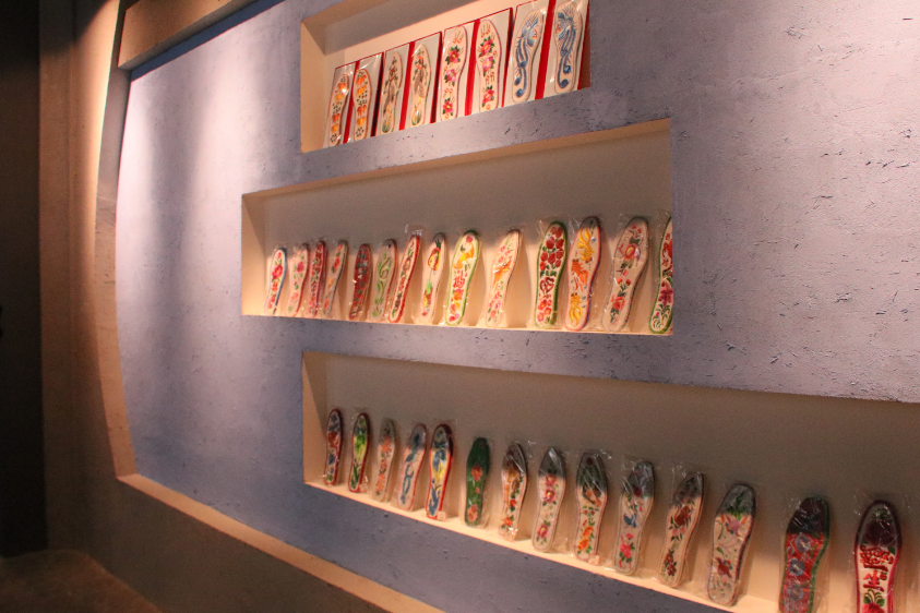莊子峁生態(tài)農(nóng)莊農(nóng)耕文化展示廳內(nèi)展示的手工刺繡鞋墊。