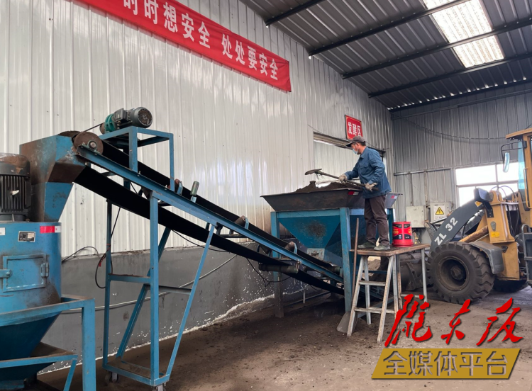 合水縣充分利用當(dāng)?shù)匦笄菁S便及秸稈回收的有機(jī)肥料“變廢為肥”。本報記者 劉萍凝 攝