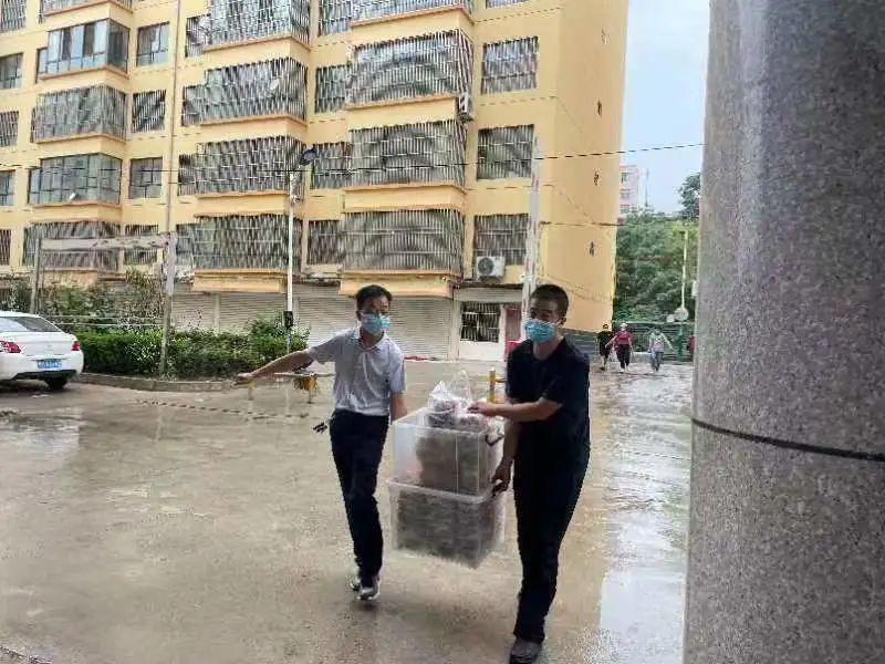 看到路邊的醫(yī)護人員，鎮(zhèn)原這對80后夫妻果斷做了一個決定！