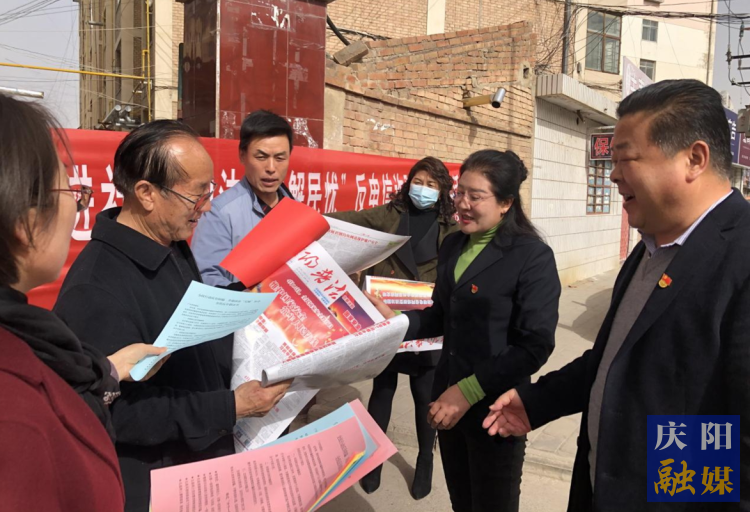 慶陽市司法局在合水縣老城鎮(zhèn)開展送法下鄉(xiāng)活動(dòng)。