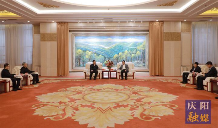 黃澤元與長慶油田分公司執(zhí)行董事、黨委書記李戰(zhàn)明和總經(jīng)理、黨委副書記余浩杰一行座談