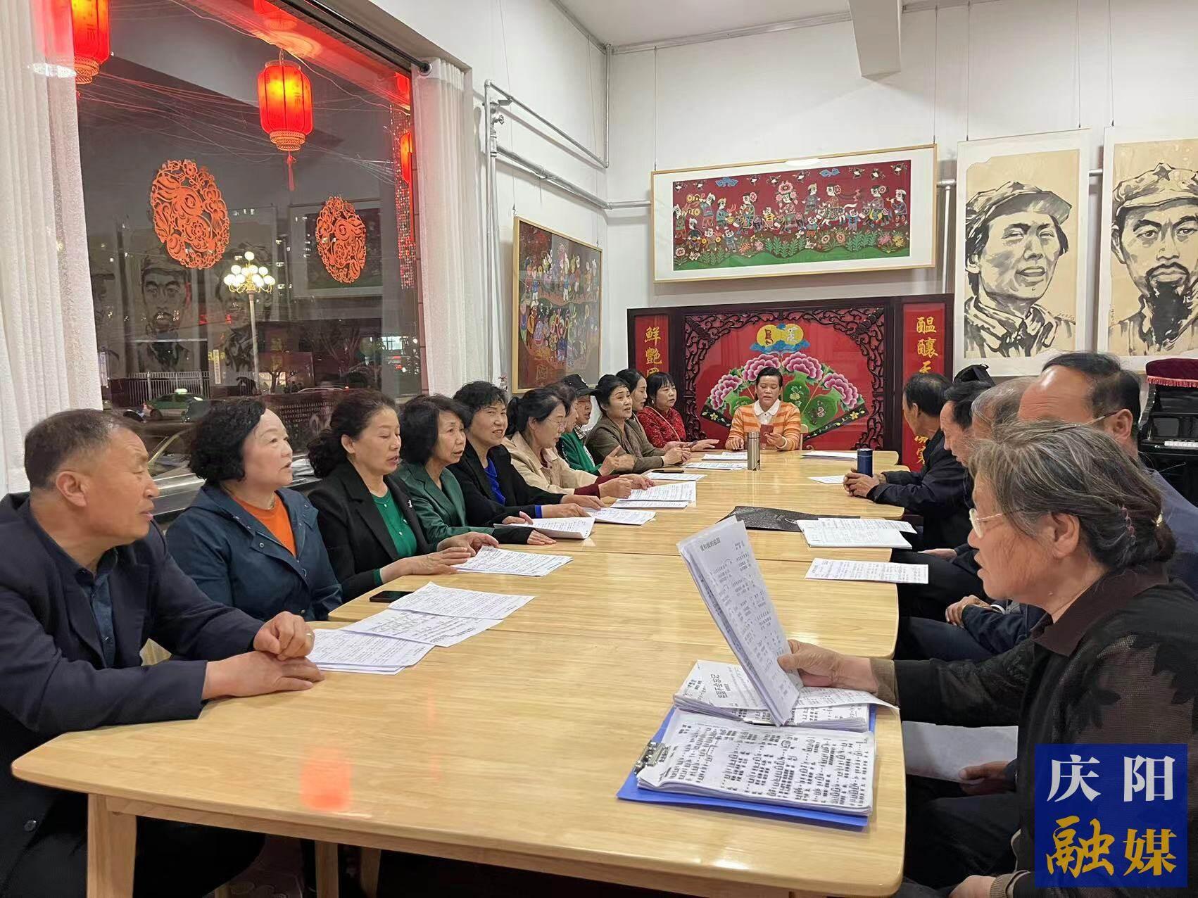 華池縣文化館民歌合唱團(tuán)的成員在練習(xí)隴東民歌。