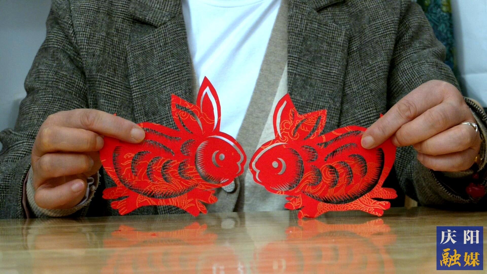 華池縣文化館非遺工坊的手藝人創(chuàng)作的剪紙。 通訊員 雷彩利 攝