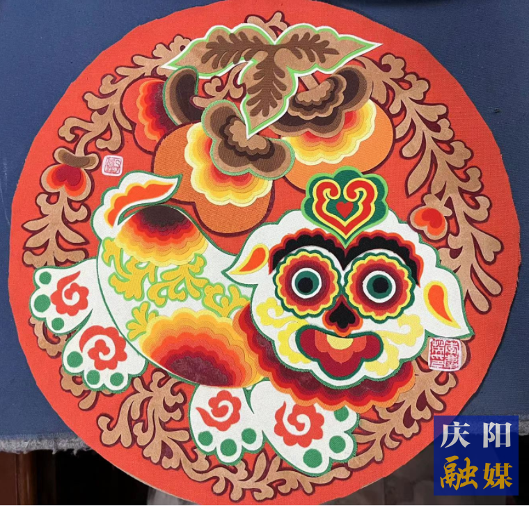 李慶英創(chuàng)作的布貼畫作品。