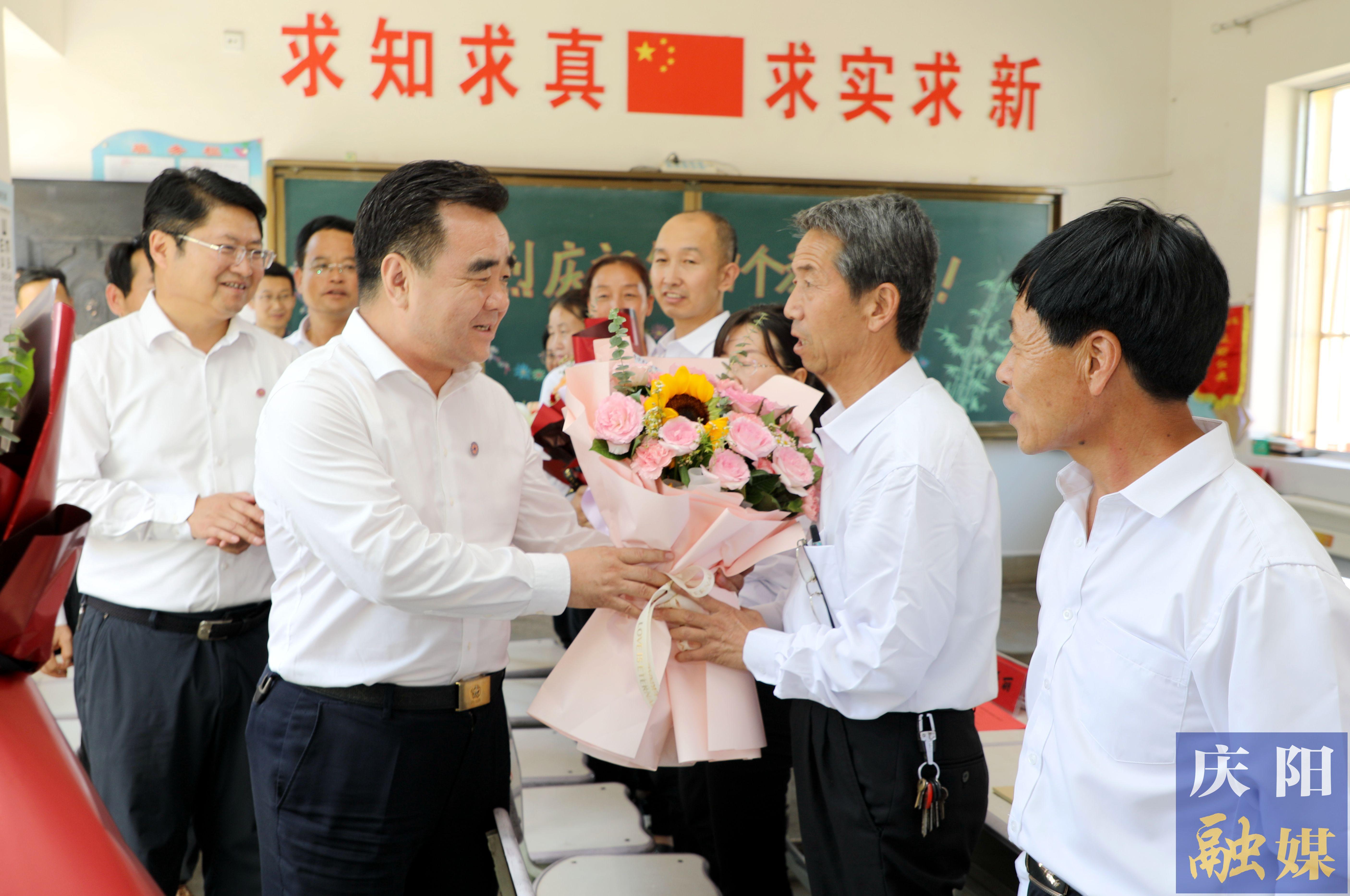 黃澤元在鎮(zhèn)原縣屯字鎮(zhèn)田嶺小學(xué)走訪慰問一線教師 勉勵大家擔(dān)當(dāng)教育使命，當(dāng)好美麗園丁，引領(lǐng)鄉(xiāng)村文化，努力培養(yǎng)德智體美勞全面發(fā)展的社會主義建設(shè)者和接班人
