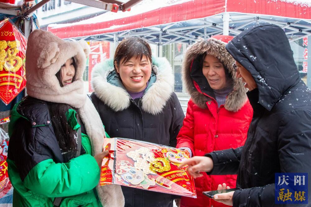 【攝影報(bào)道】趕年集，備年貨，歡天喜地過(guò)大年