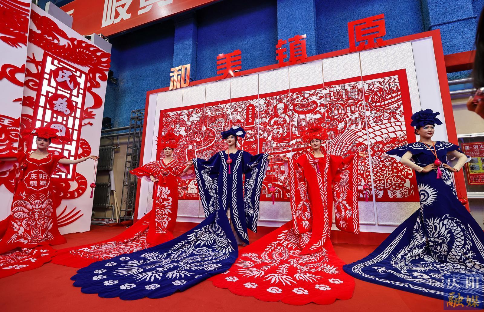 【攝影報(bào)道】香包、刺繡、剪紙……慶陽(yáng)民俗文化精品展區(qū)中哪些展品驚艷到你