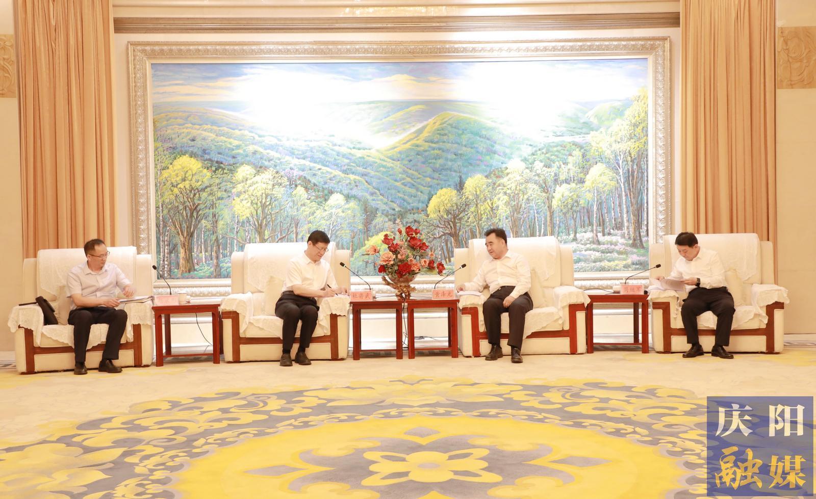 黃澤元周繼軍與華電集團(tuán)副總工程師、華電煤業(yè)集團(tuán)黨委書記、董事長杜將武一行座談