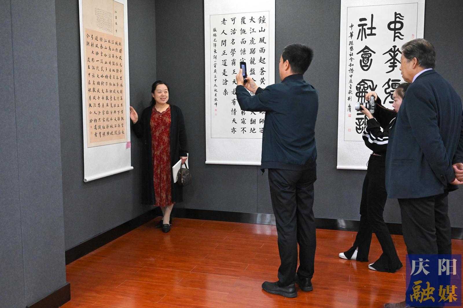 【攝影報(bào)道】“雅風(fēng)頌盛世 翰墨迎華誕”慶陽(yáng)市老年書畫攝影作品展開展