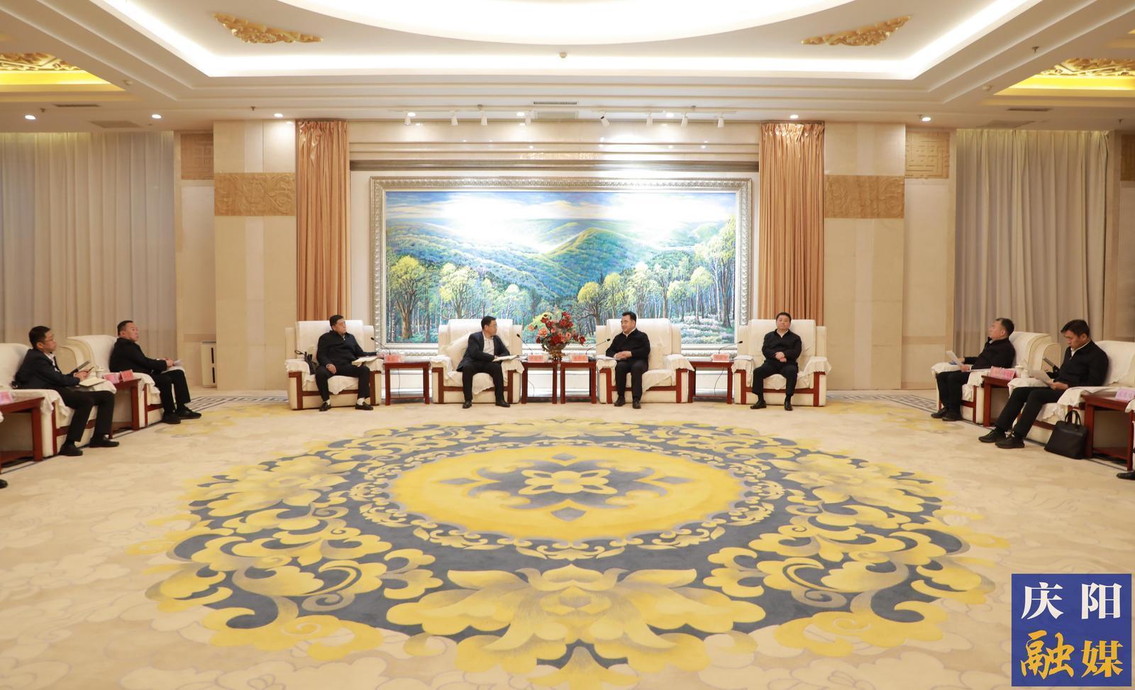 黃澤元周繼軍與甘肅能源化工投資集團(tuán)黨委書記、董事長(zhǎng)謝曉鋒一行座談