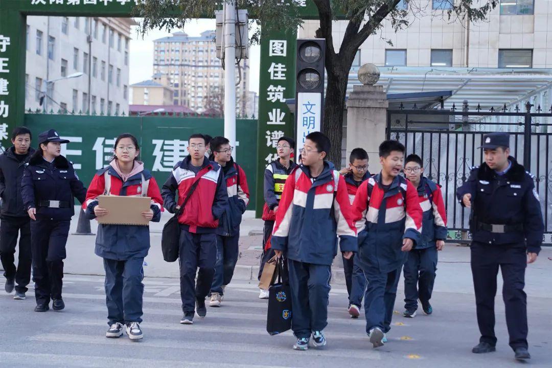 溫情護學崗 暖心伴成長——西峰公安南街派出所常態(tài)化開展護學崗勤務(wù)
