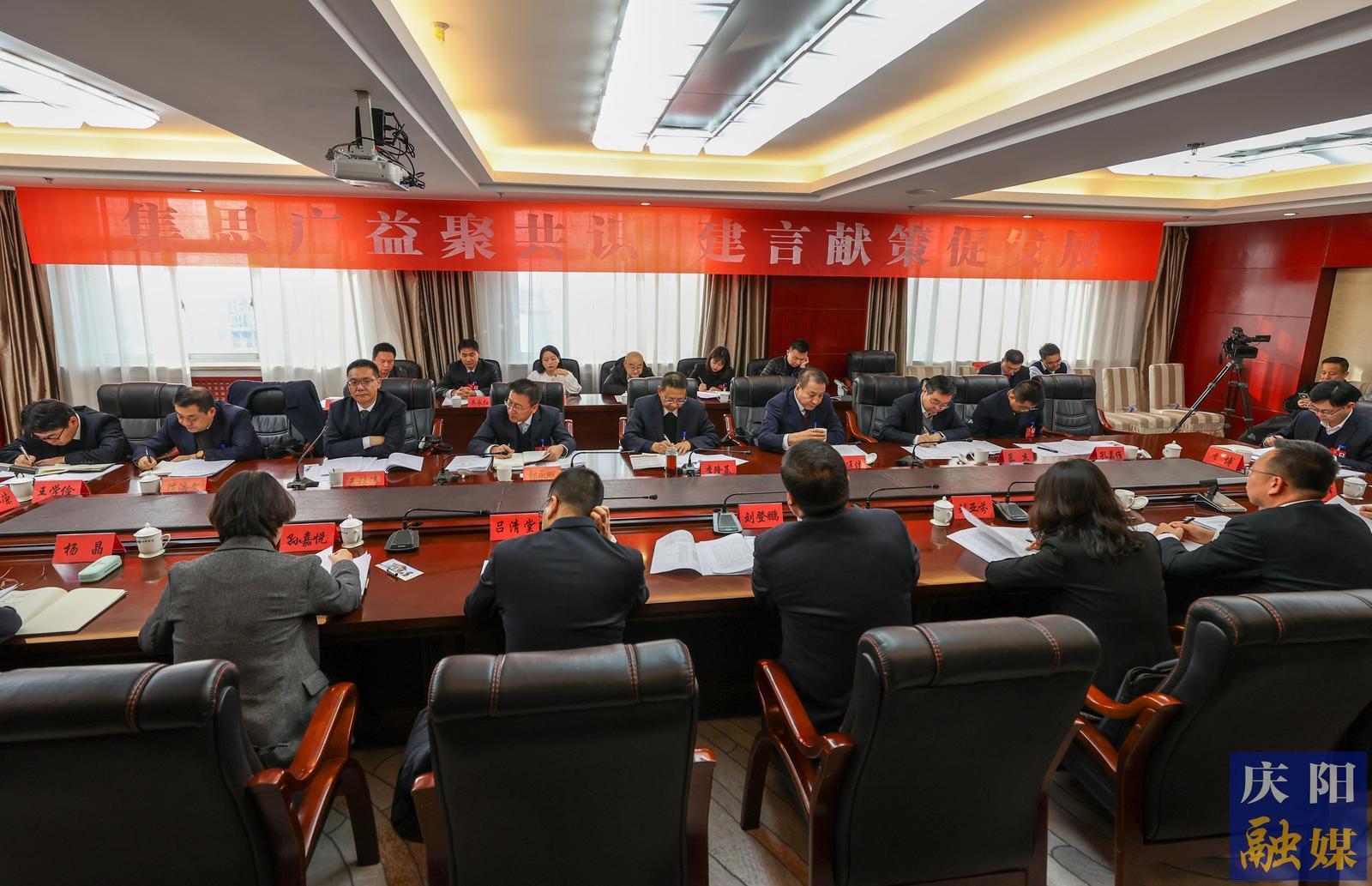 【圖說兩會】市政協(xié)委員分組討論政府工作報告和計劃、財政報告