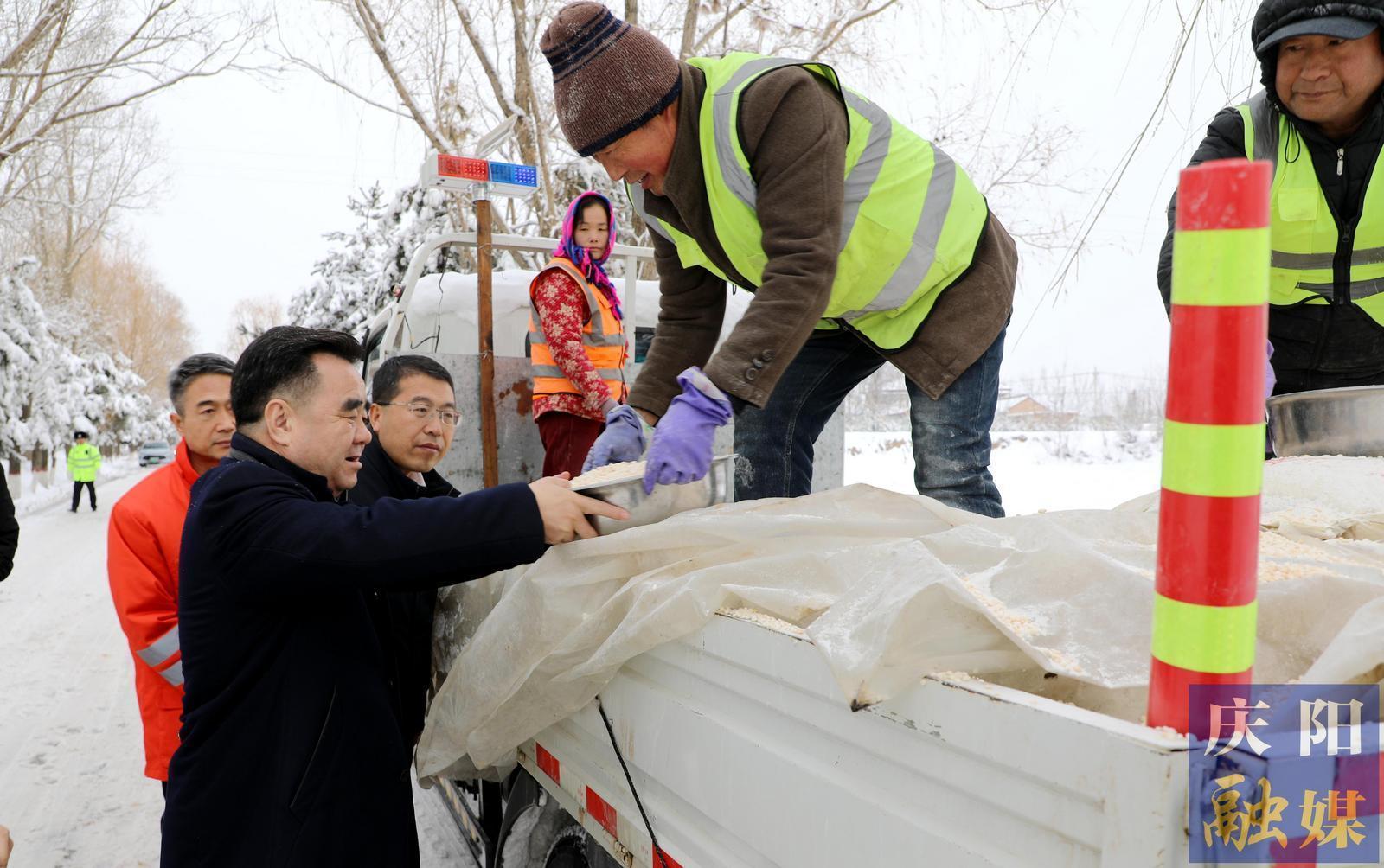 黃澤元在調(diào)研道路除雪保通保暢工作時強調(diào) 高質高效安全開展道路冰雪清運工作 最大限度減輕強降雪天氣帶來的影響