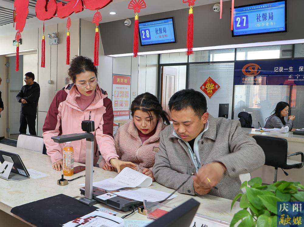 【攝影報道】正寧縣“小寧幫辦”：政務(wù)服務(wù)新亮點，提升群眾滿意度