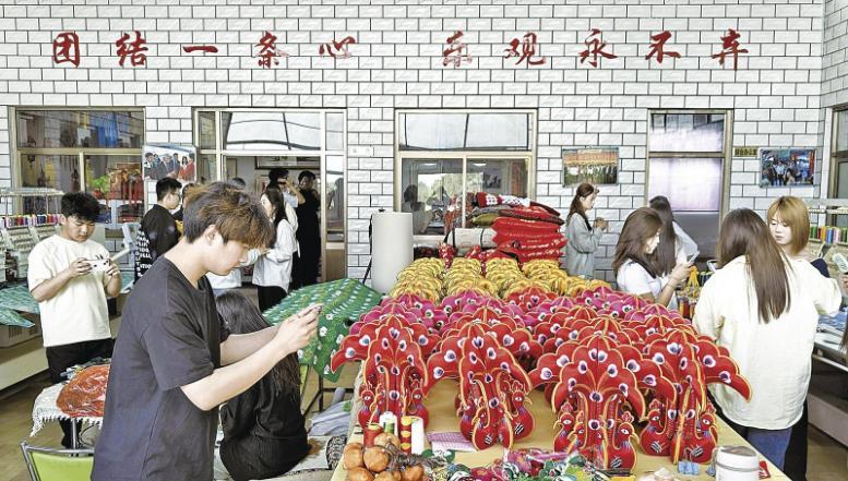 西峰區(qū)：非遺工坊成高校學生實訓(xùn)課堂